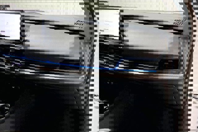 Used 2025 Toyota Prius XLE image 17