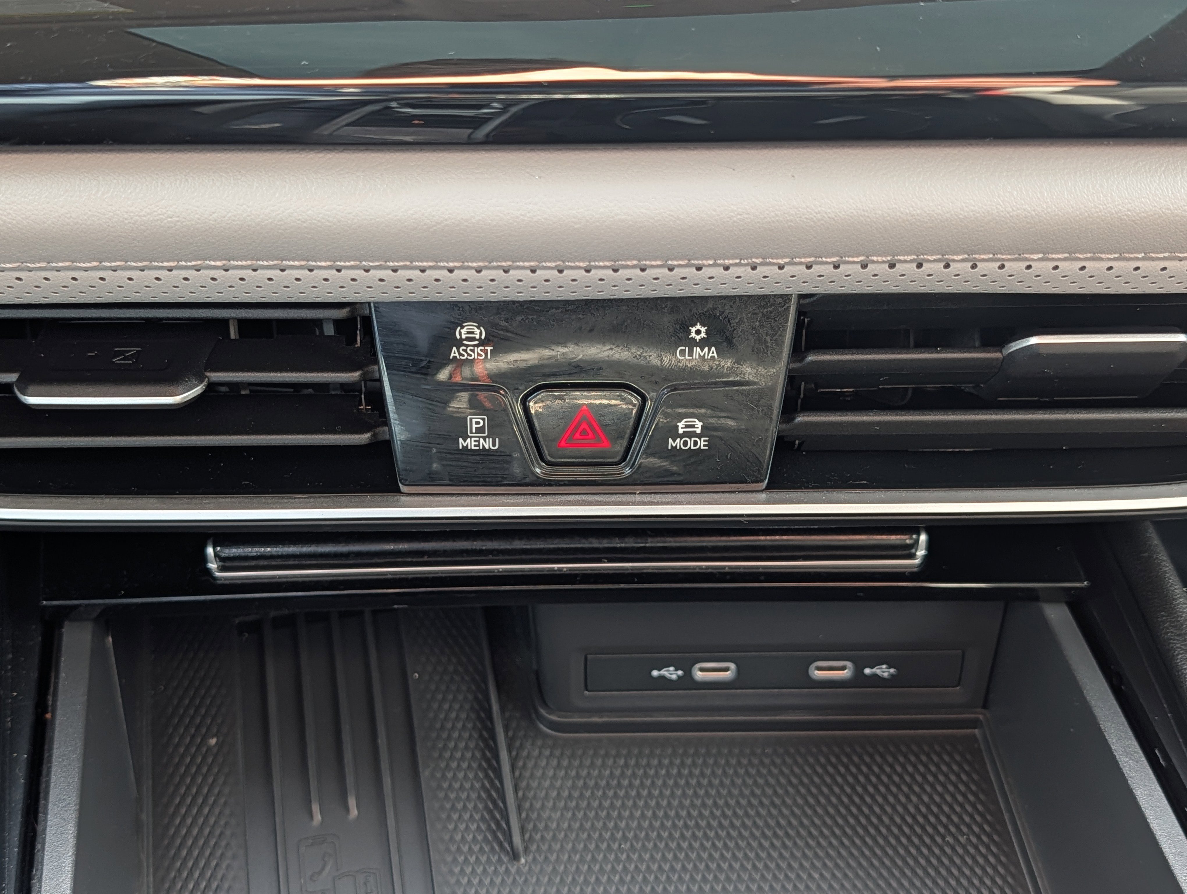 Certified 2025 Volkswagen Atlas Peak Edition SE AWD/4WD image 32