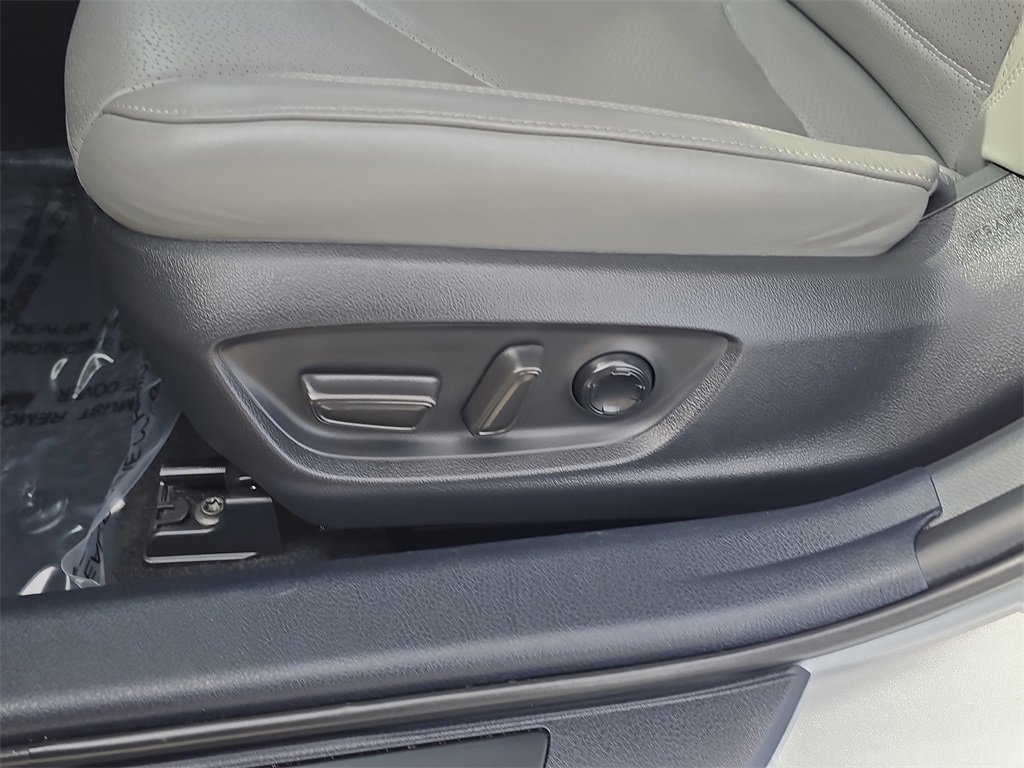 Used 2021 Toyota Avalon Limited image 22