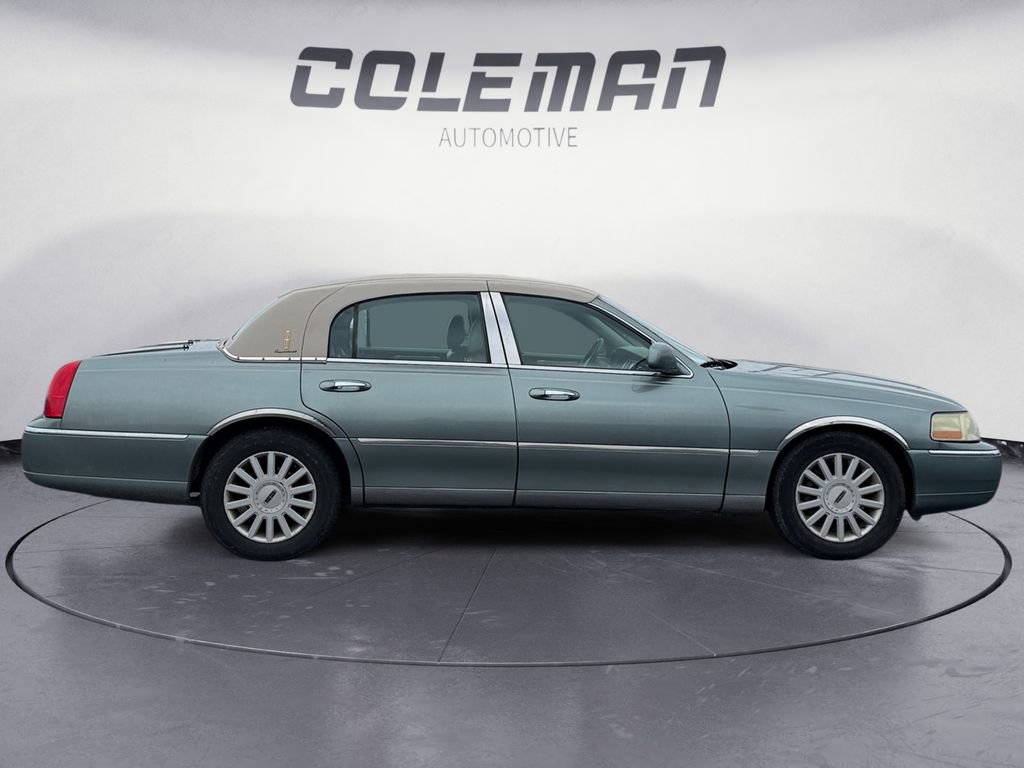 Used 2005 Lincoln Town Car Signature image 5