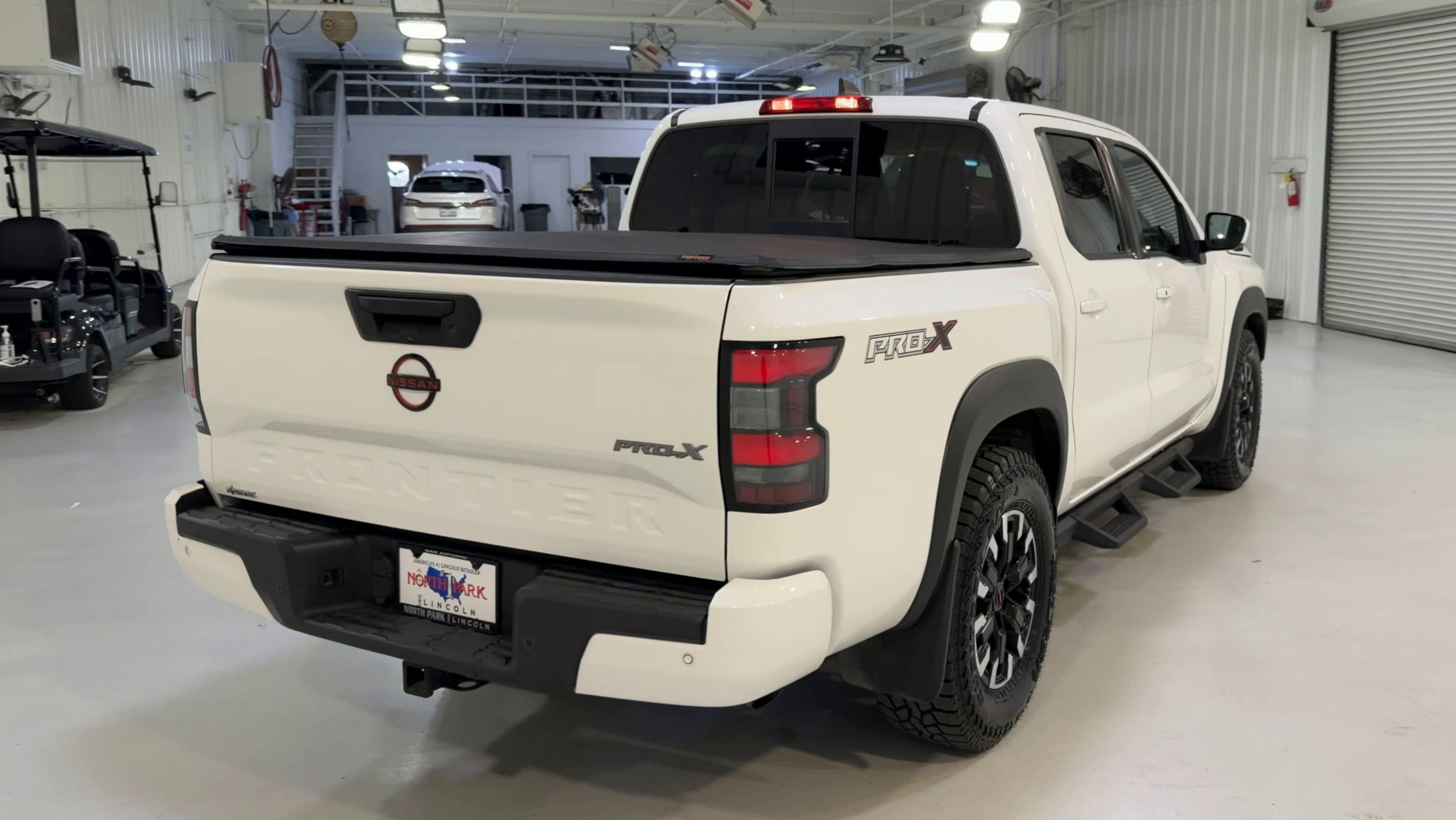 Used 2022 Nissan Frontier Pro-X RWD image 9