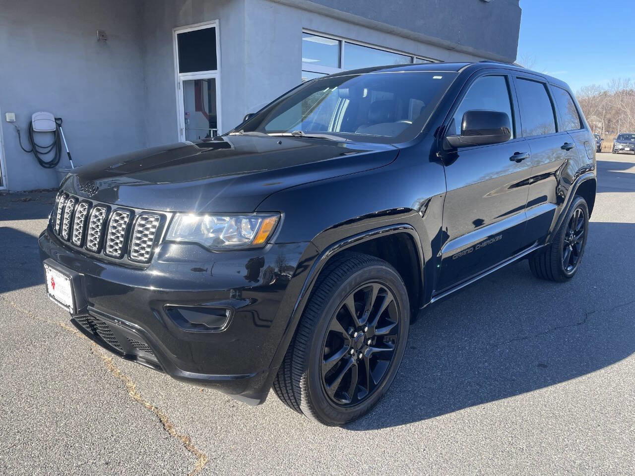 Used 2018 Jeep Grand Cherokee Altitude AWD/4WD image 3