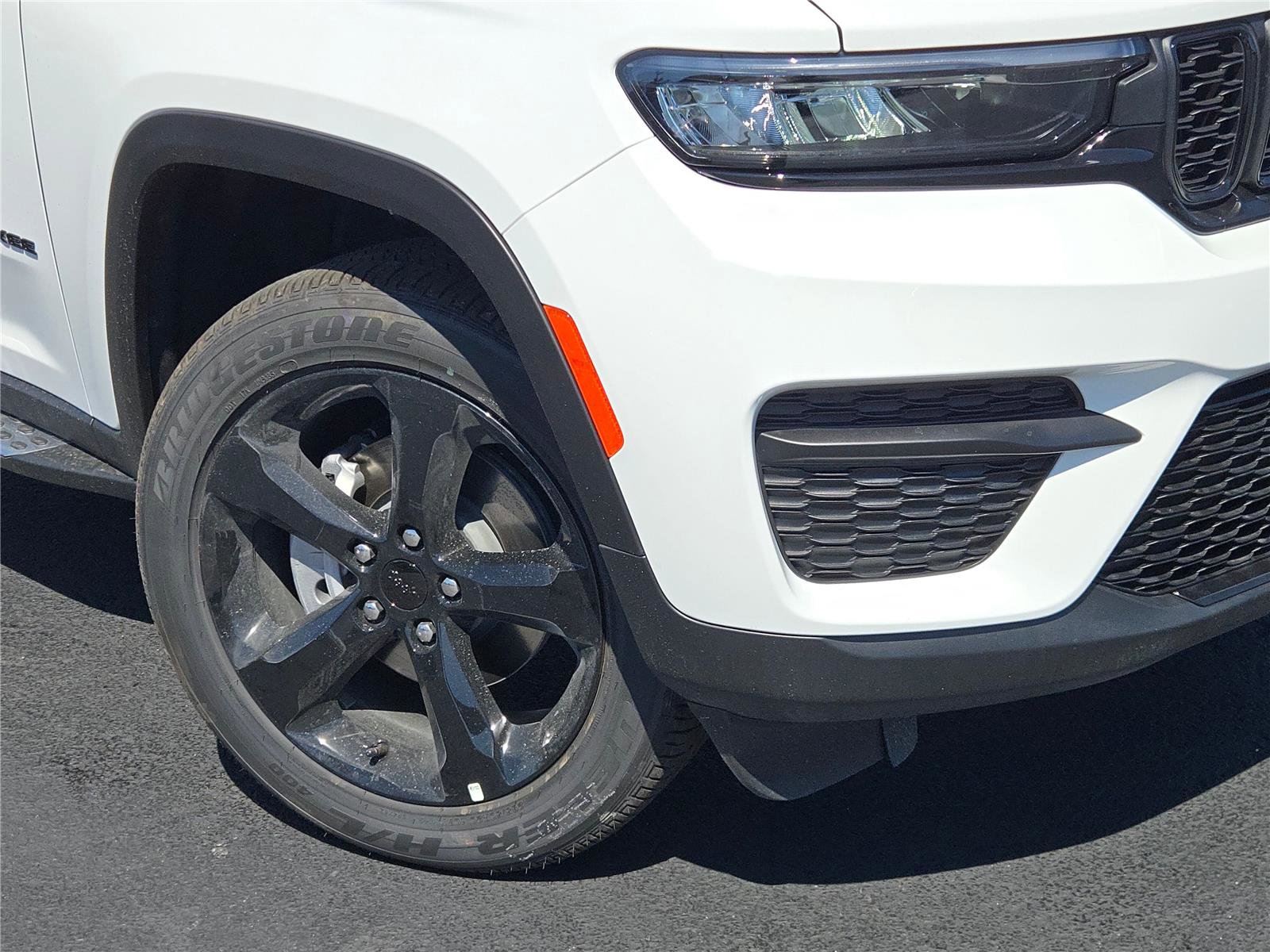 New 2025 Jeep Grand Cherokee Altitude image 3