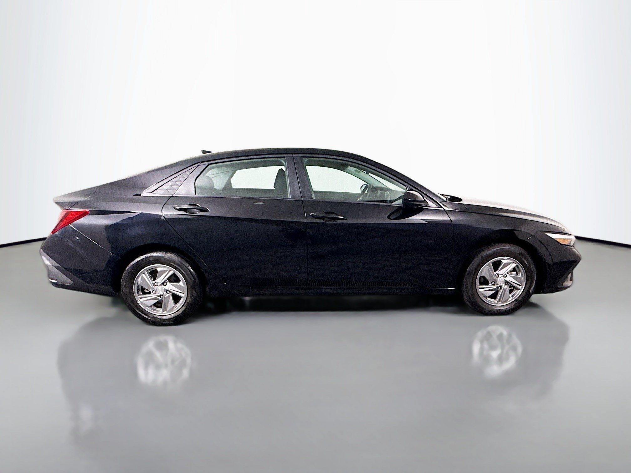 Used 2025 Hyundai Elantra SE FWD image 11