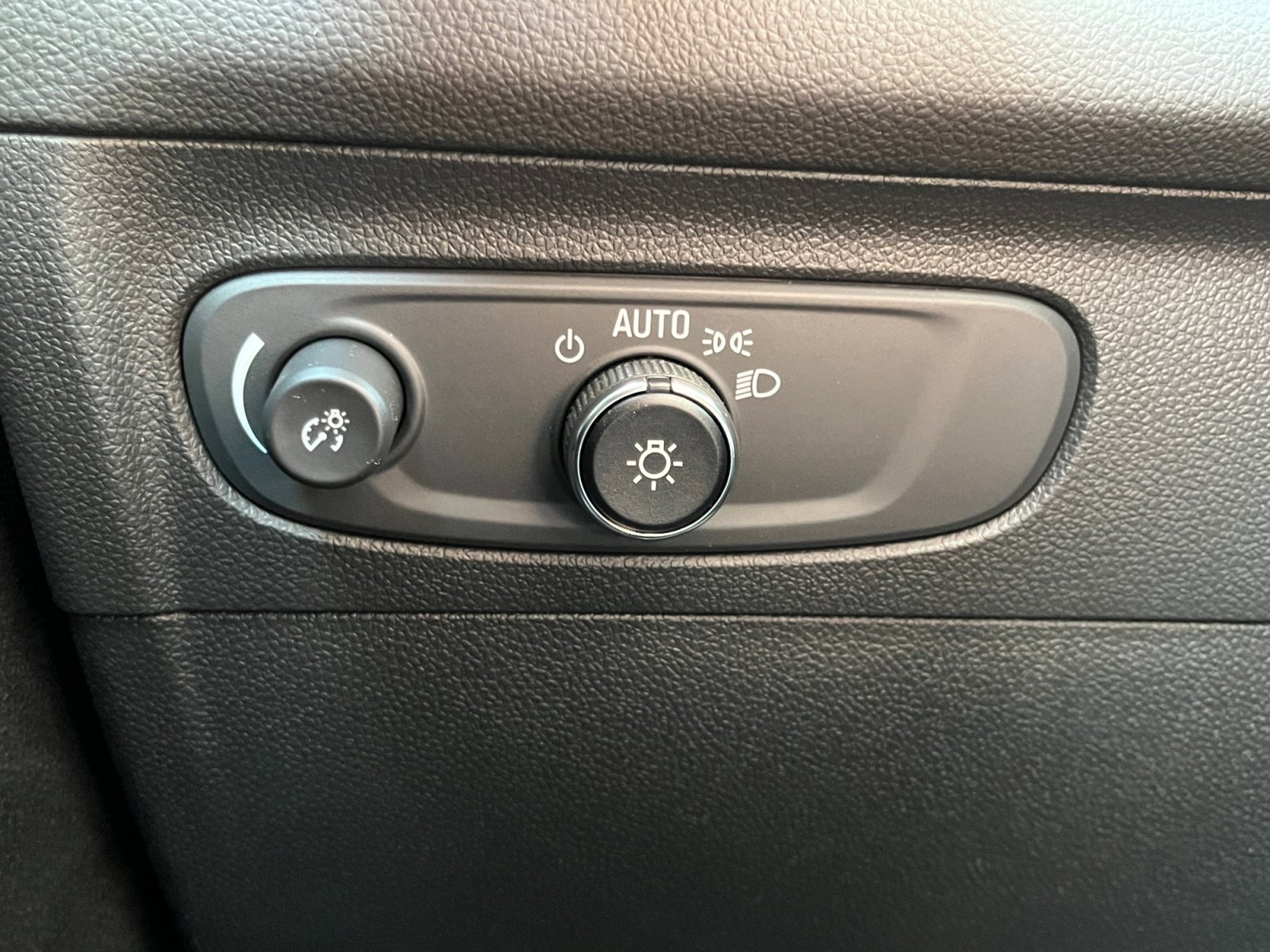 Used 2023 Buick Envision Essence w/ Sport Touring Package FWD image 23