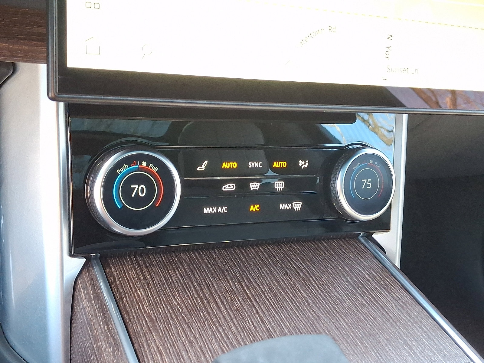 Used 2023 Land Rover Range Rover Long Wheelbase SE image 13