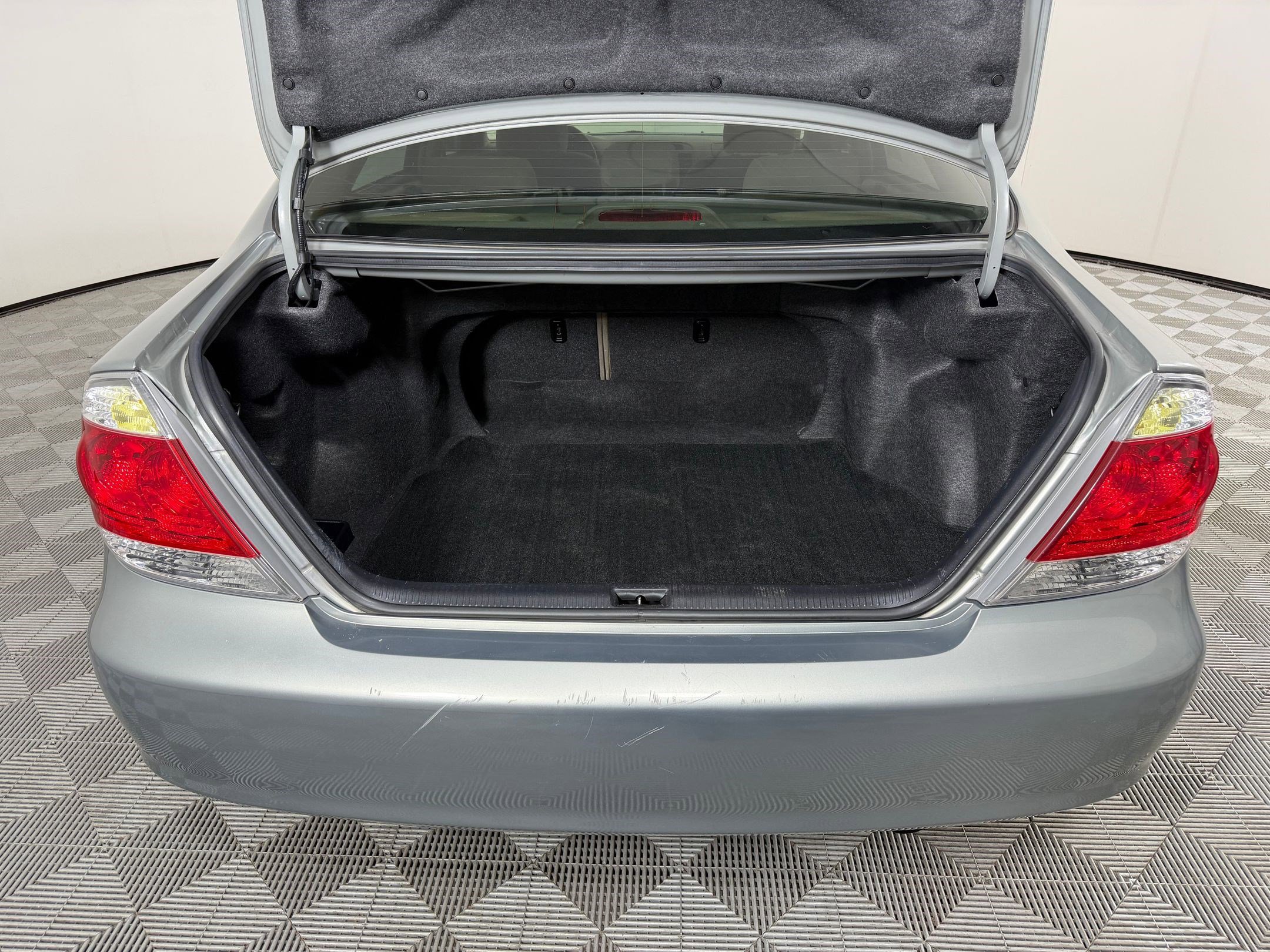 Used 2005 Toyota Camry LE FWD image 30