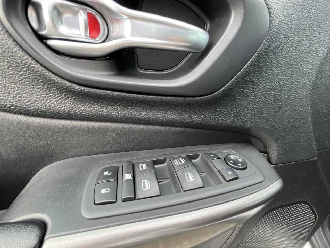 Used 2020 Jeep Cherokee Latitude w/ Cold Weather Group AWD/4WD image 4