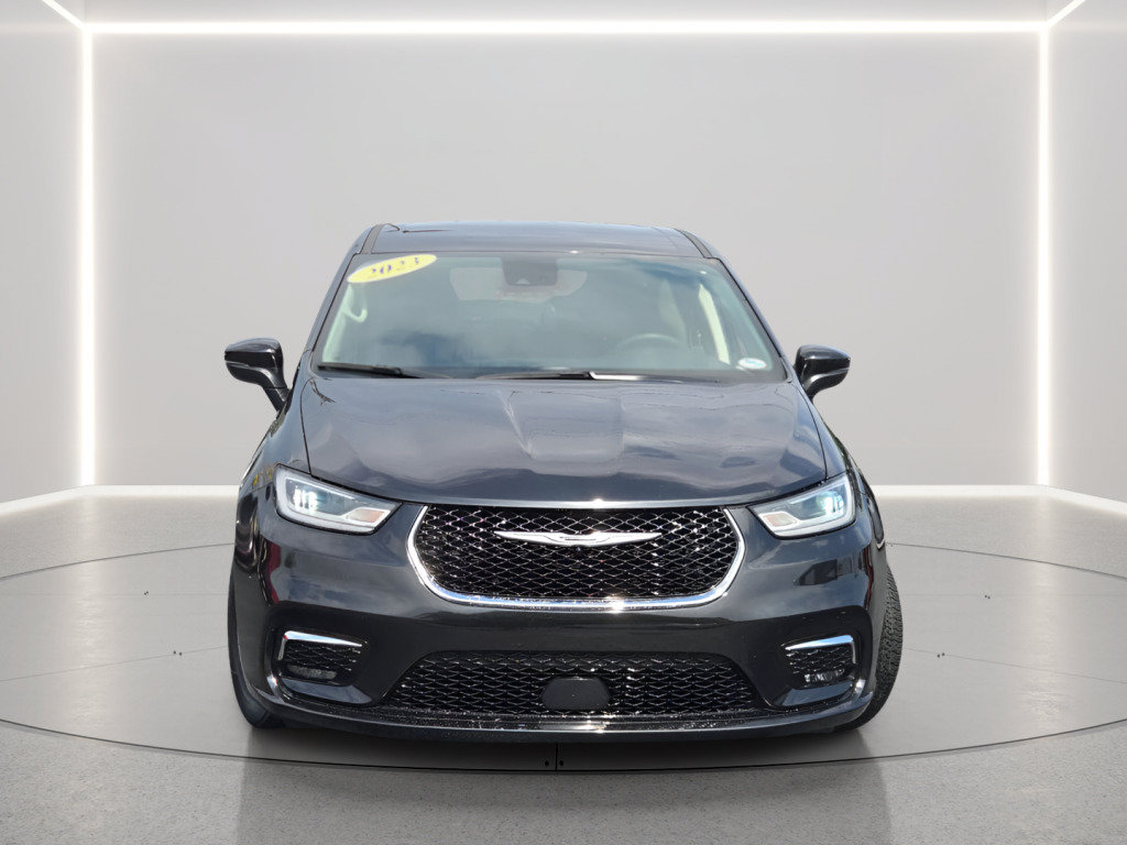 Used 2023 Chrysler Pacifica Touring-L FWD image 2