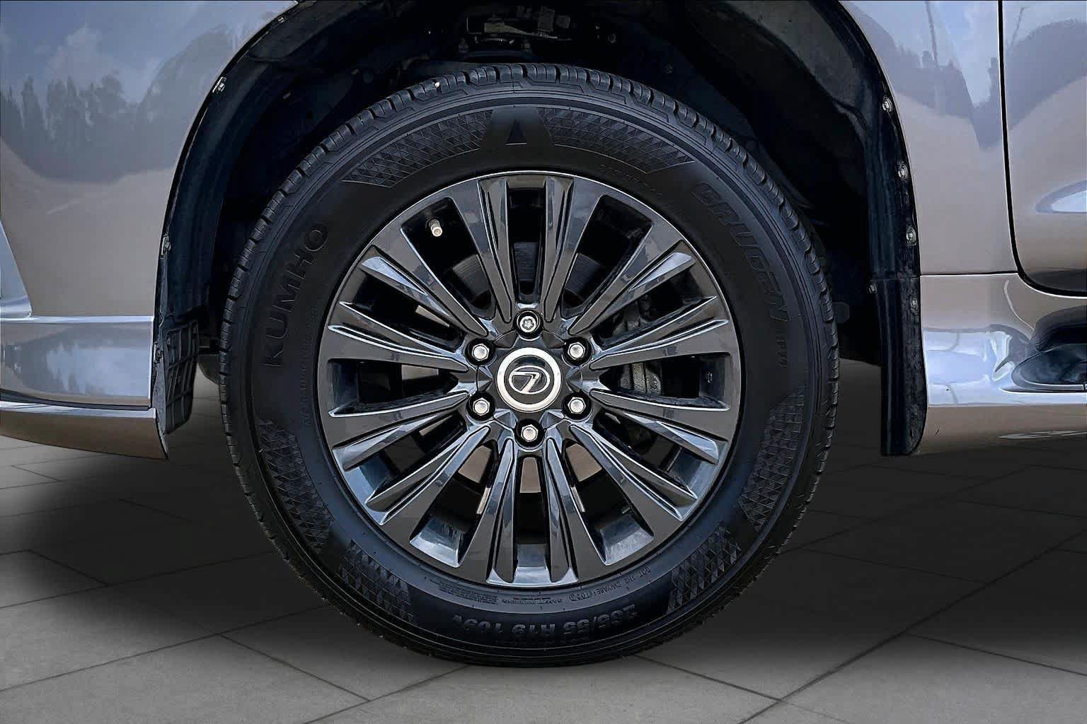 Certified 2022 Lexus GX 460 Luxury w/ Sport Design Package AWD/4WD image 11