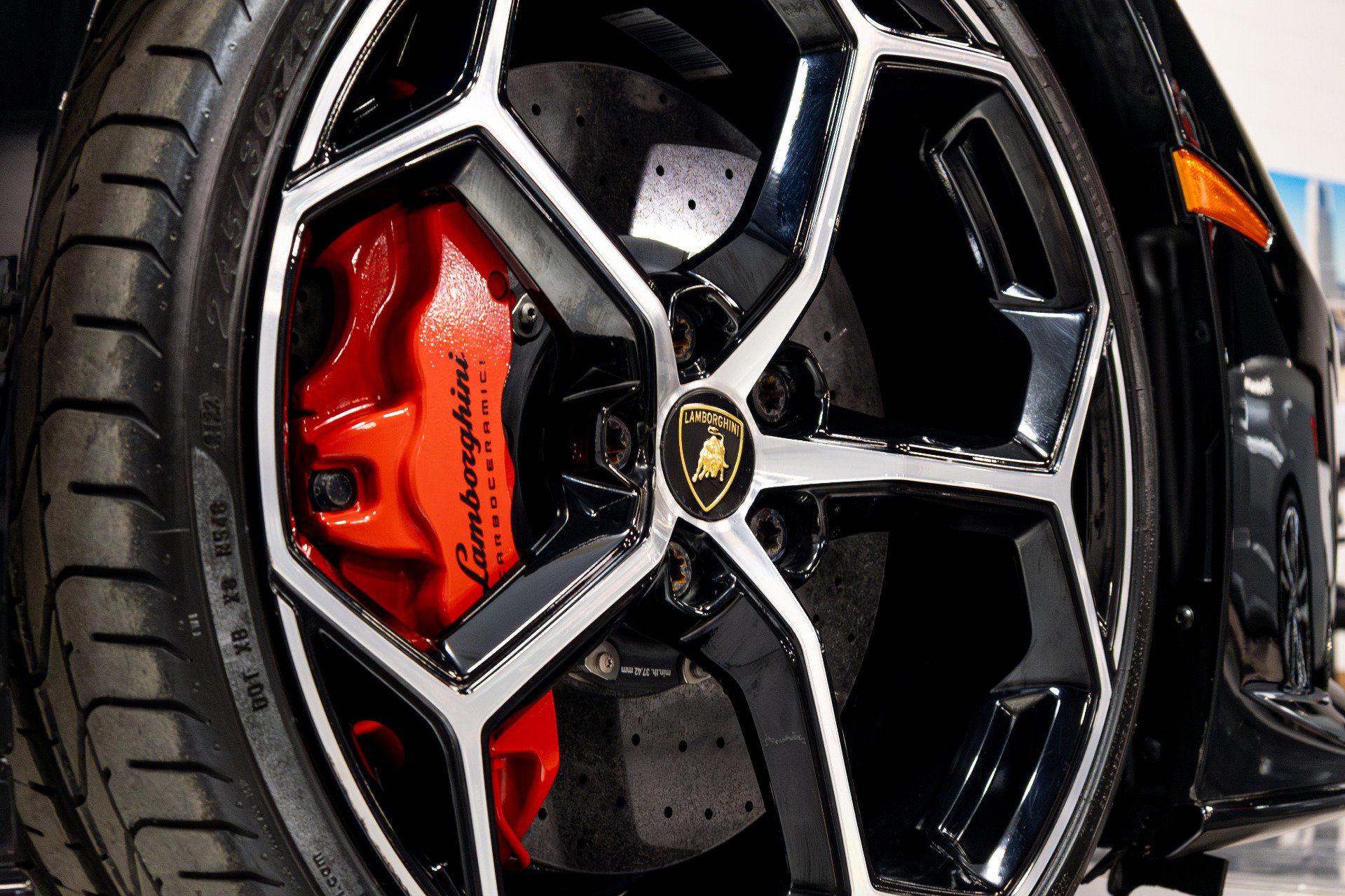 Used 2020 Lamborghini Huracan EVO image 23