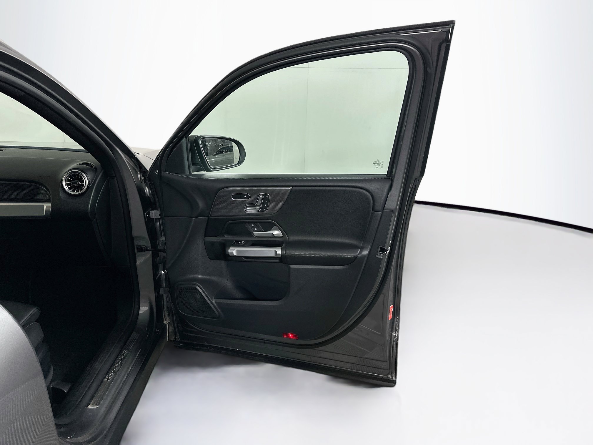 Used 2022 Mercedes-Benz GLB 250 image 34