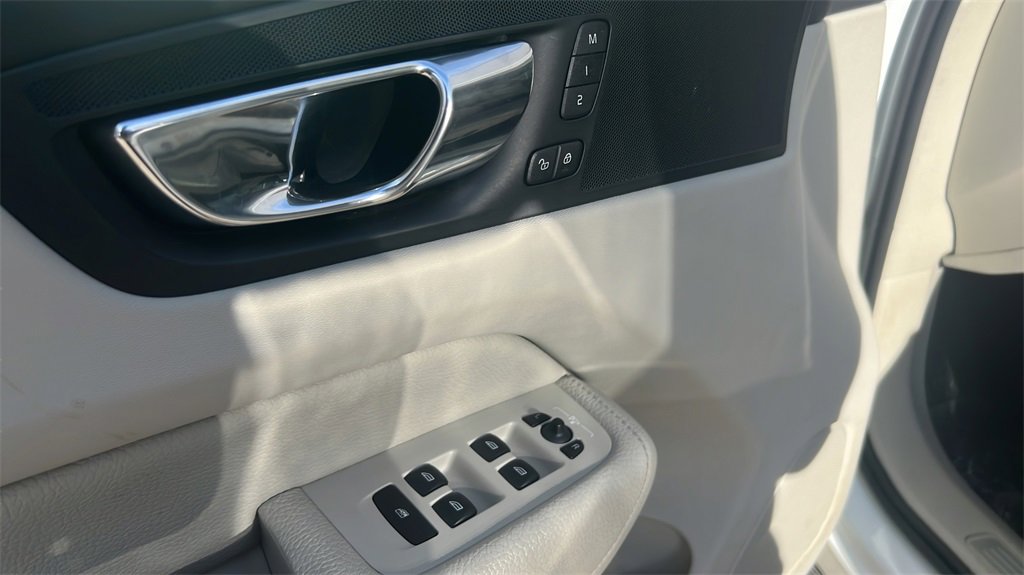 Used 2018 Volvo XC60 T5 Momentum w/ Vision Package image 18