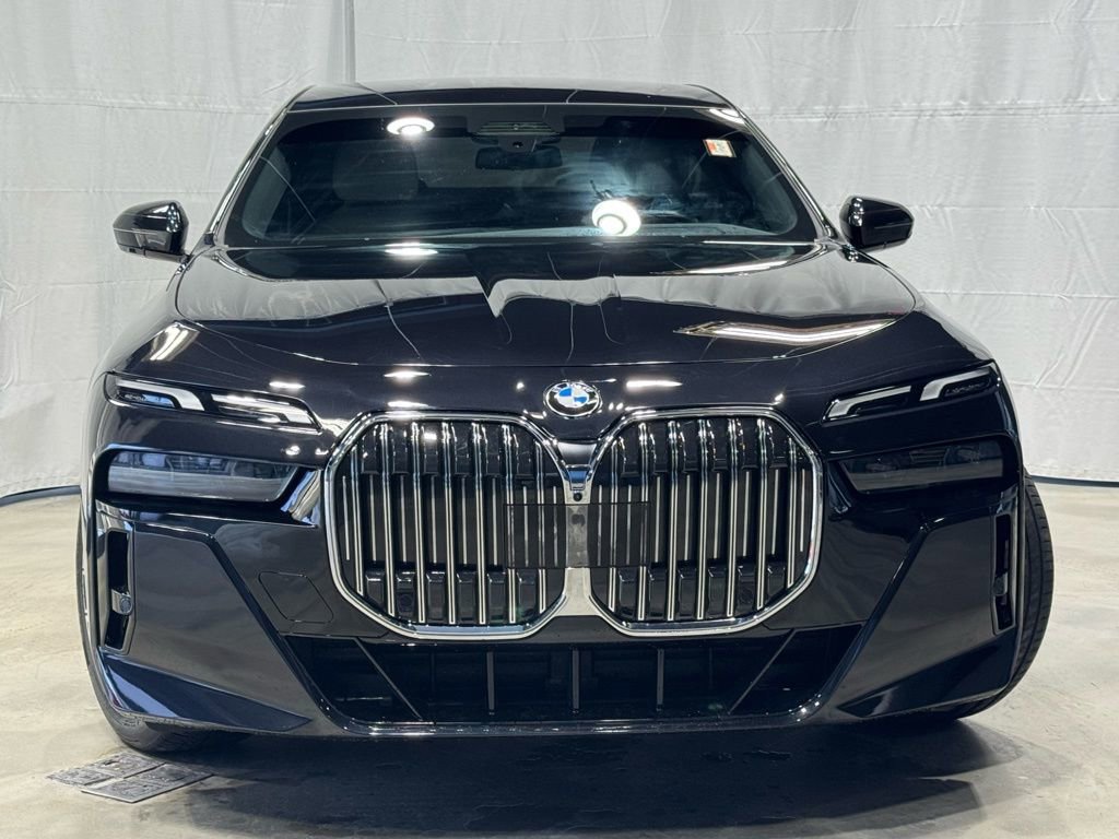 Used 2023 BMW 740i image 2