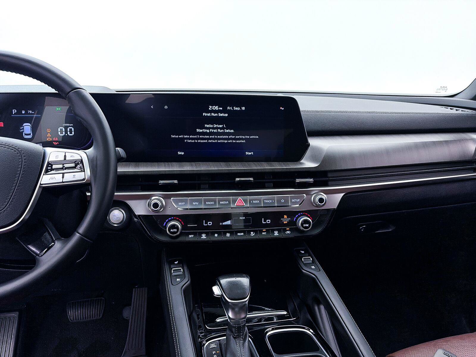 Used 2024 Kia Telluride EX w/ EX Captain's Chair Package FWD image 6