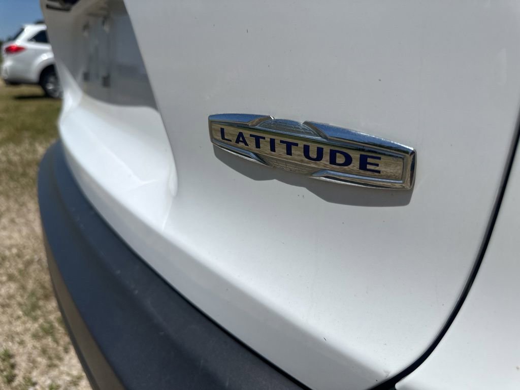 Used 2019 Jeep Cherokee Latitude w/ Cold Weather Group AWD/4WD image 9