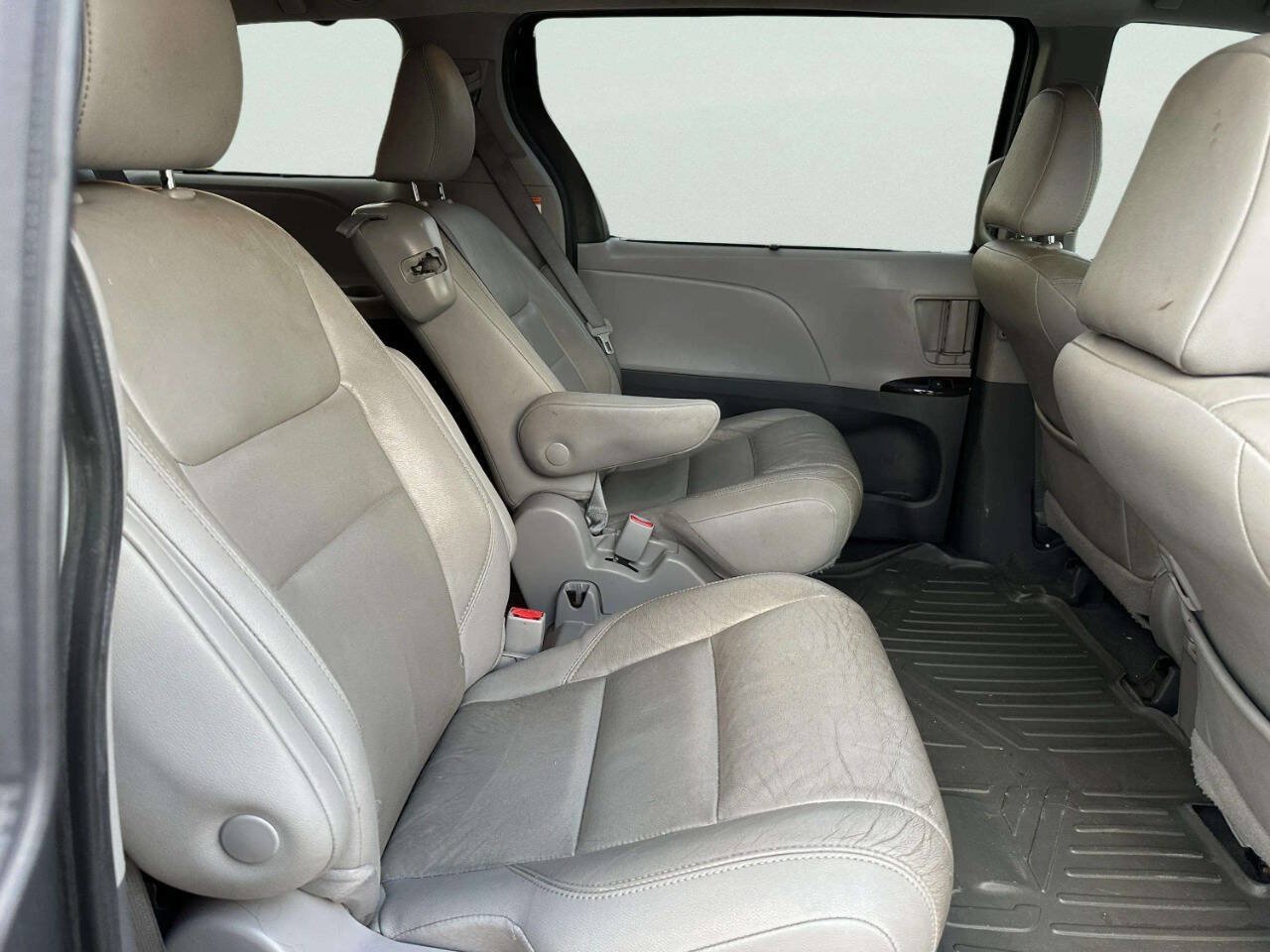 Used 2020 Toyota Sienna XLE w/ XLE Navigation Package FWD image 18