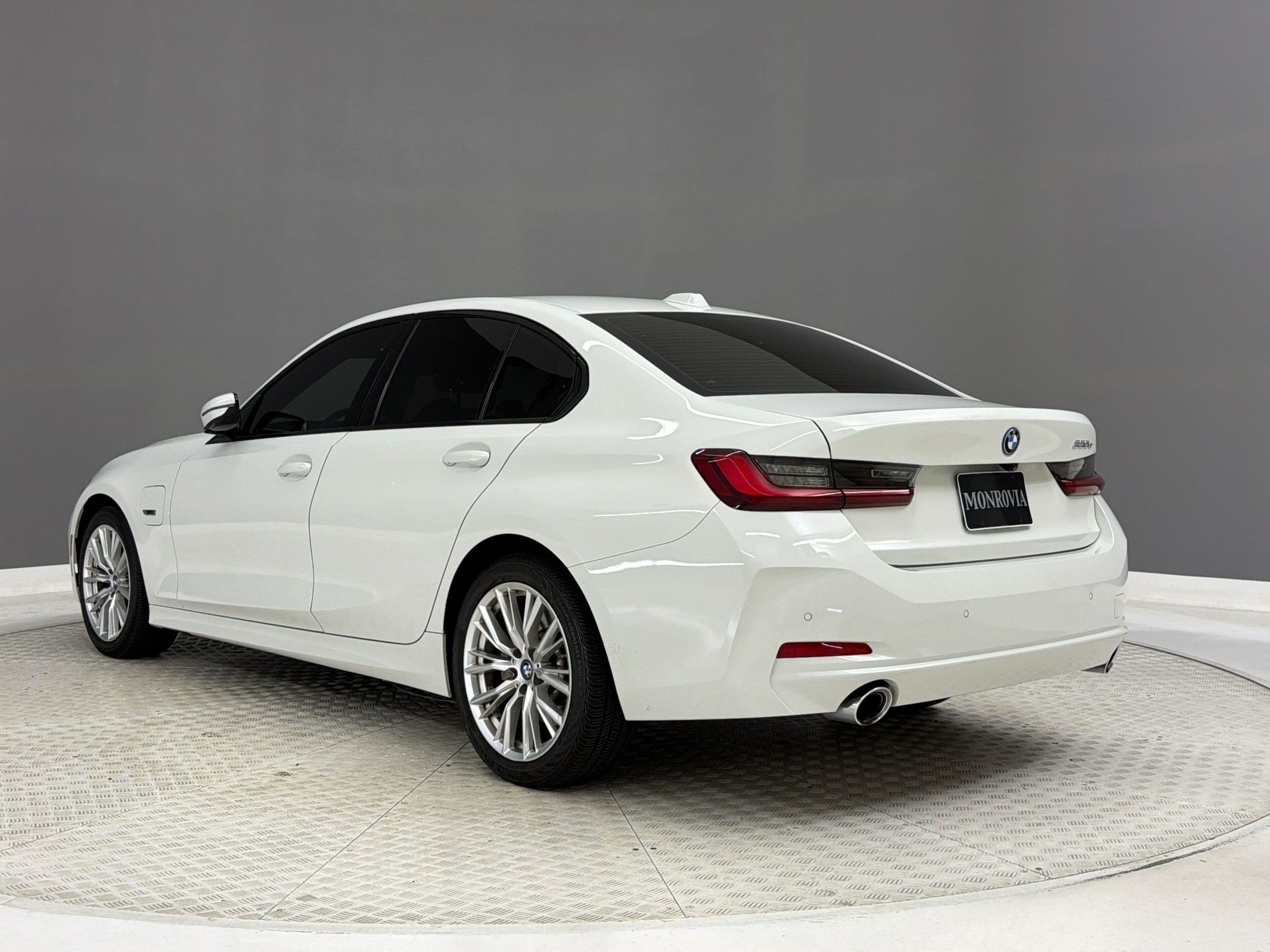 Used 2023 BMW 330e w/ Driving Assistance Package RWD image 3