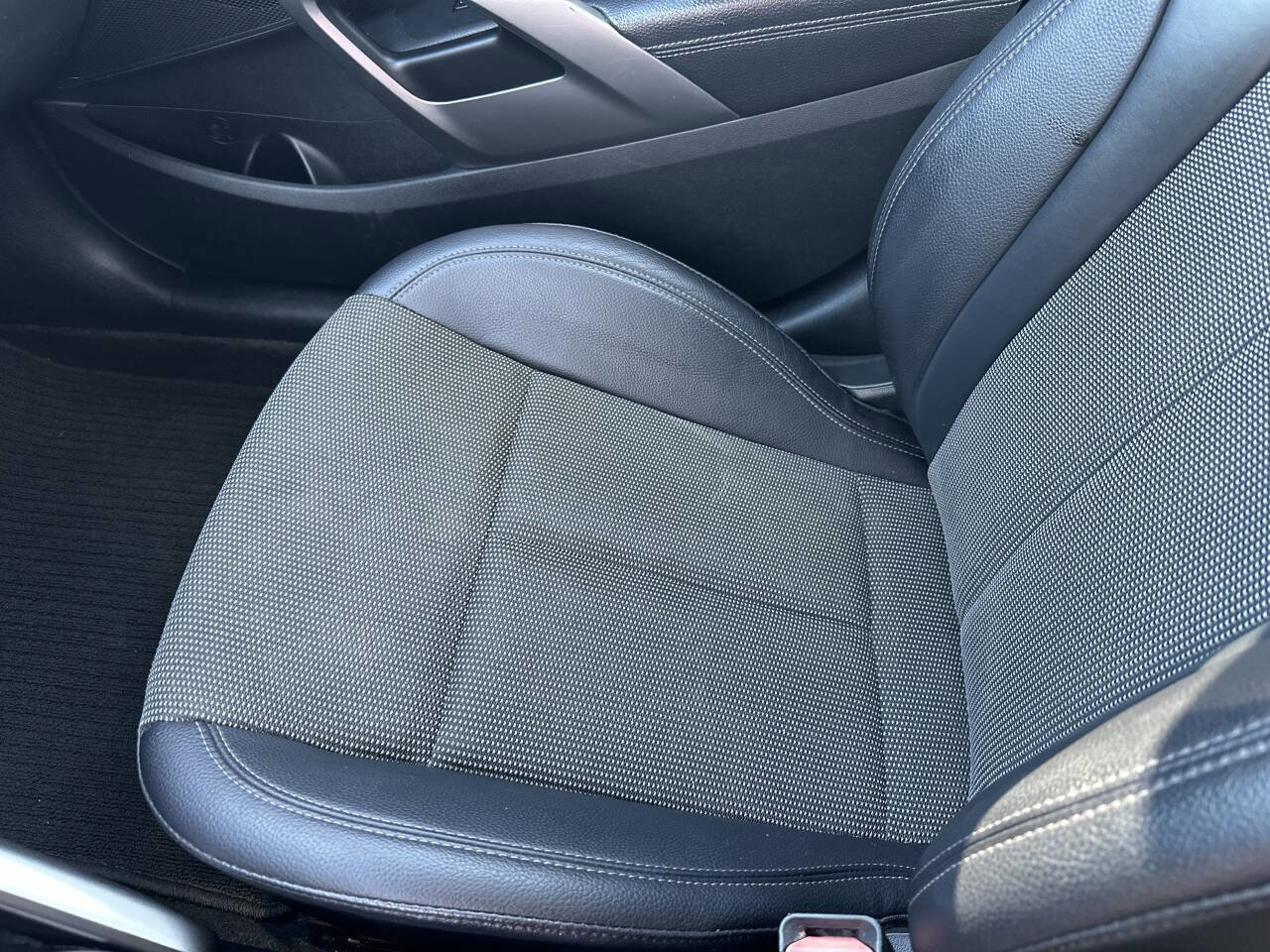 Used 2013 Hyundai Veloster w/ Style Pkg image 26