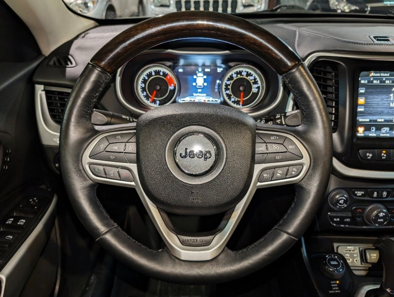 Used 2017 Jeep Cherokee Overland w/ Technology Group image 39