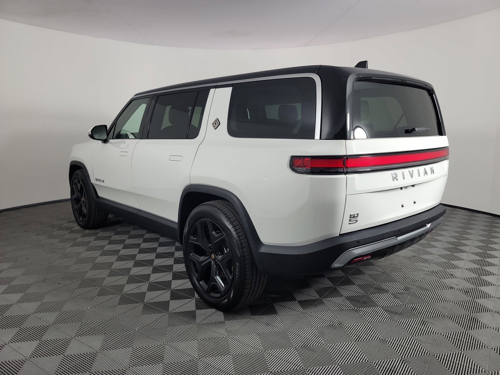 Used 2024 Rivian R1S Adventure AWD/4WD image 3