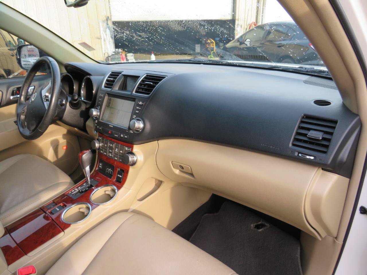 Used 2012 Toyota Highlander Limited w/ Tow Pkg FWD image 29