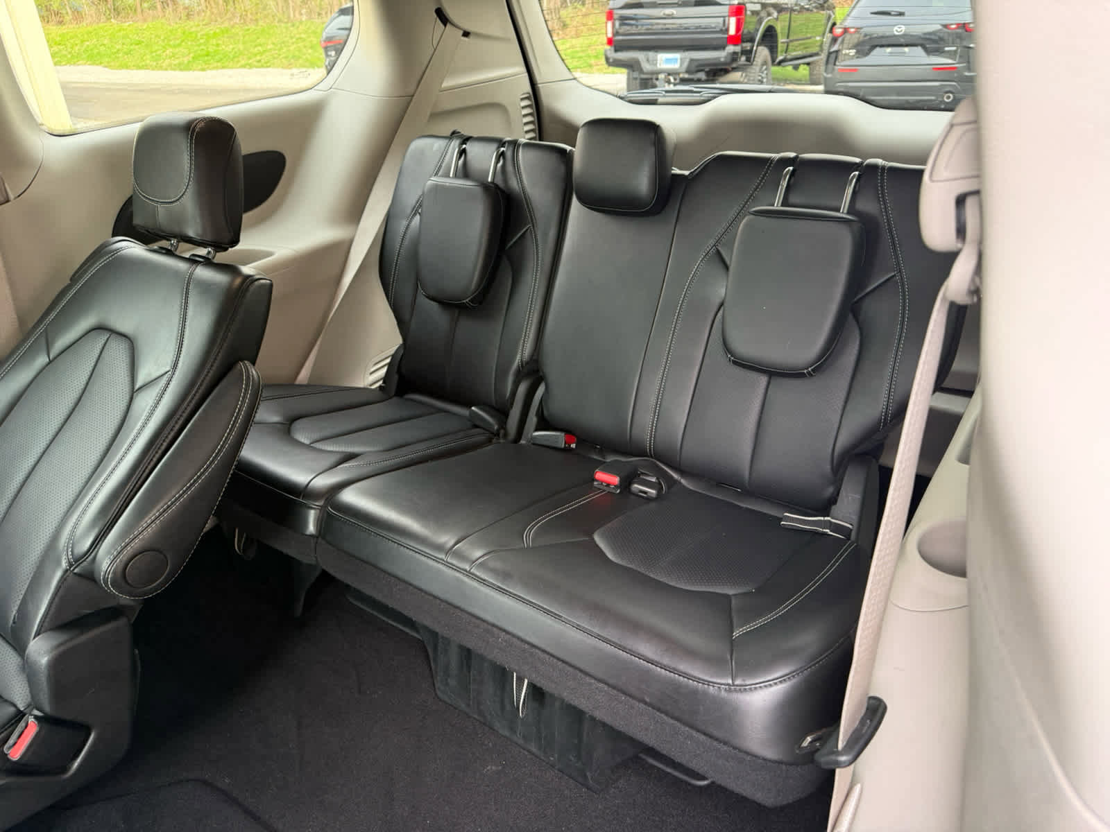 Used 2024 Chrysler Pacifica Touring-L FWD image 6