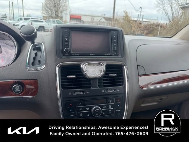 Used 2012 Chrysler Town & Country Limited w/ Luxury Group image 12