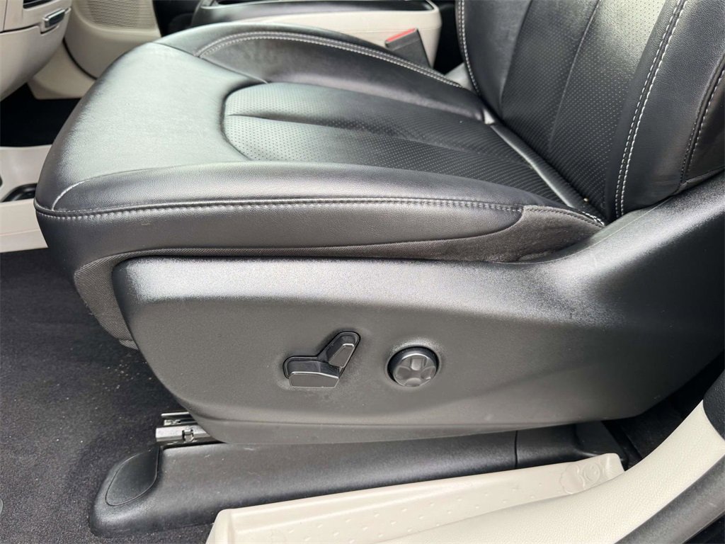 Used 2024 Chrysler Pacifica Touring-L image 20