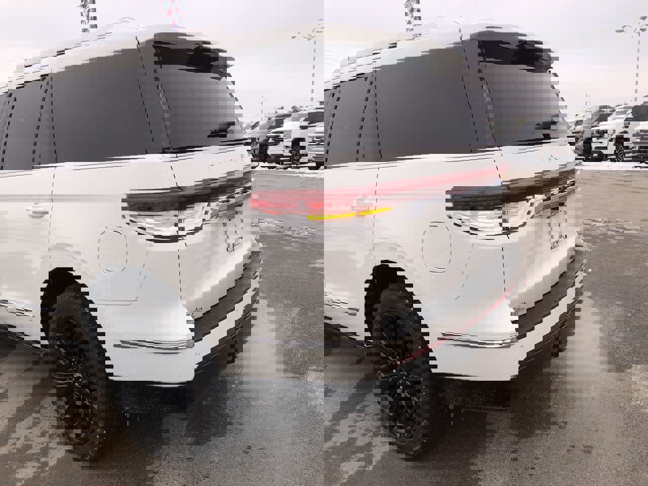 Used 2024 Lincoln Navigator Reserve image 4