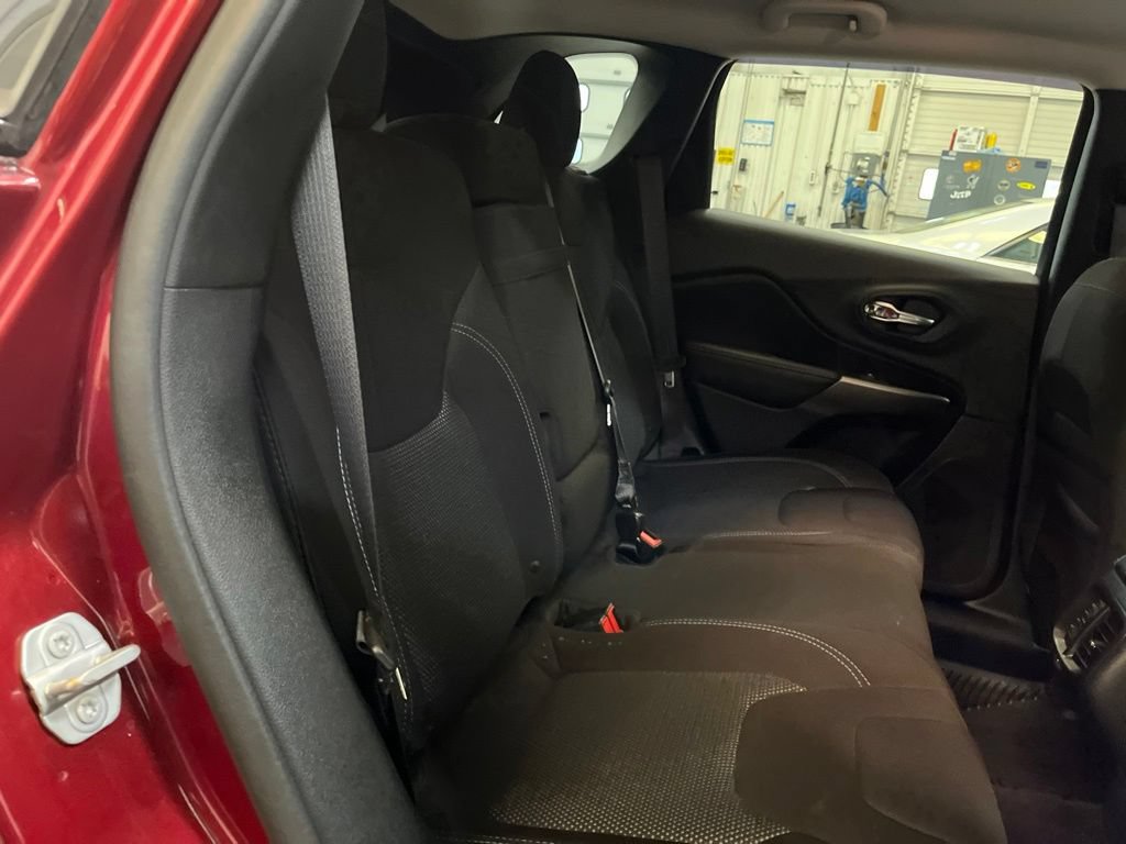 Used 2019 Jeep Cherokee Latitude w/ Popular Appearance Group FWD image 24
