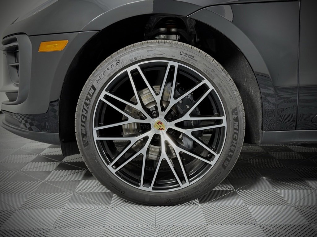 Certified 2025 Porsche Macan image 14