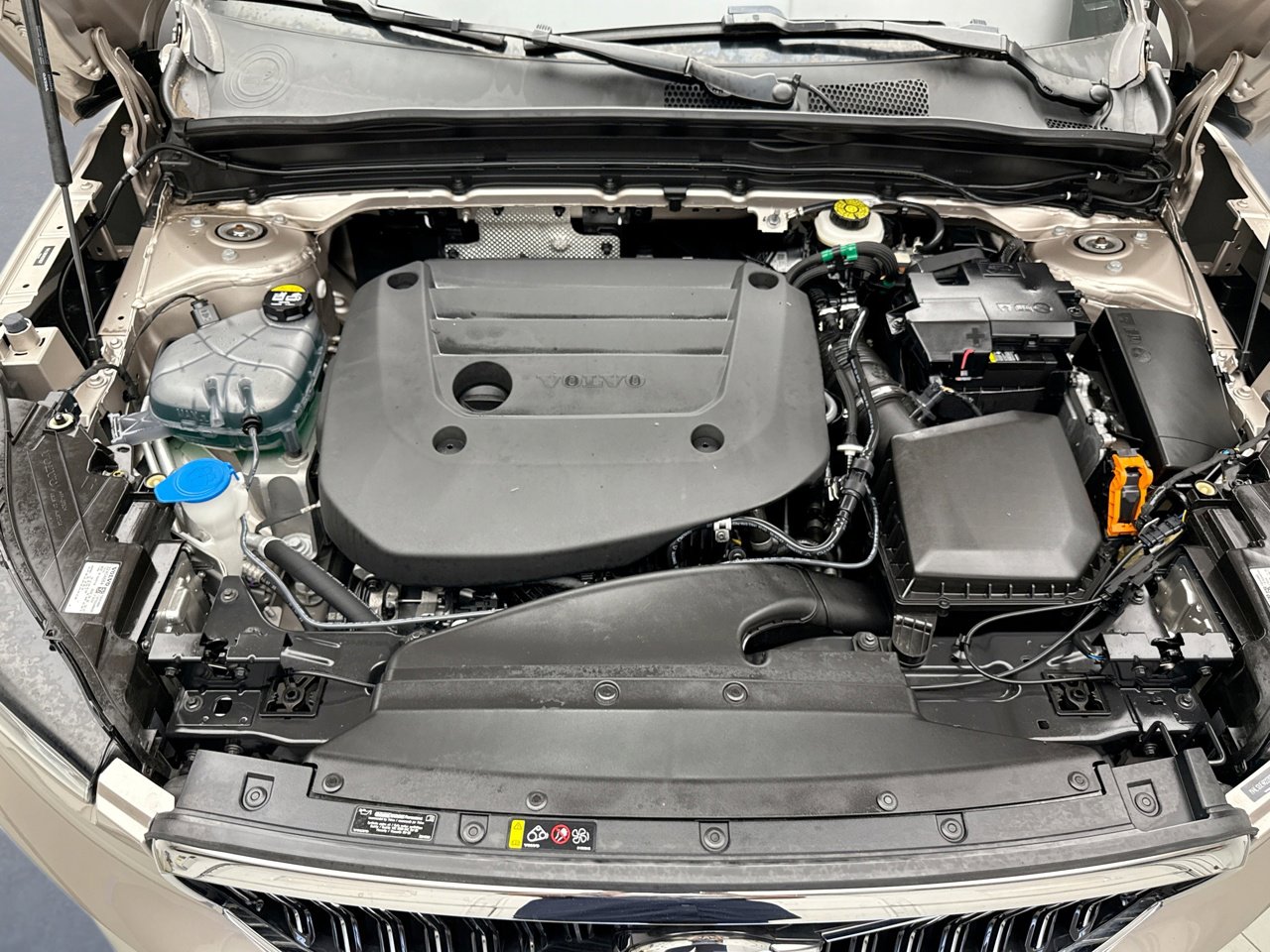 Used 2024 Volvo XC40 B5 Plus w/ Protection Package Premier image 25