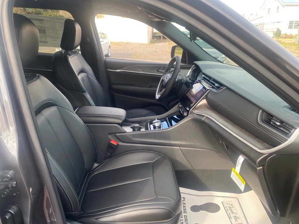 New 2025 Jeep Grand Cherokee Limited w/ Black Appearance Package image 13