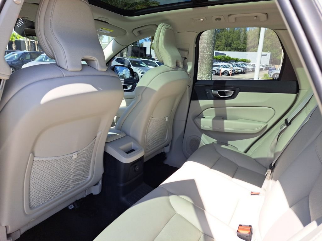 Used 2024 Volvo XC60 T8 Plus image 7