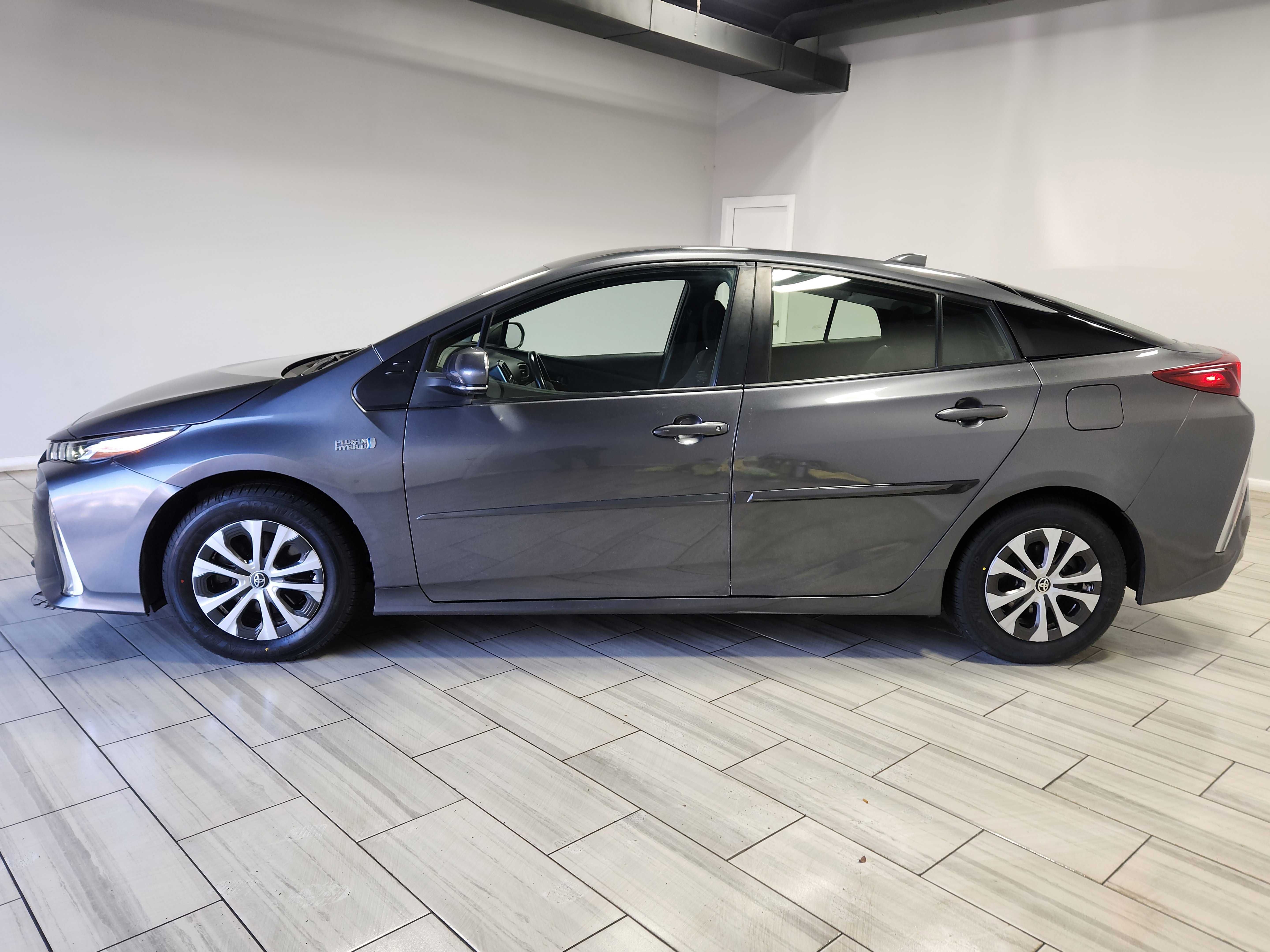 Used 2022 Toyota Prius Prime LE FWD image 2