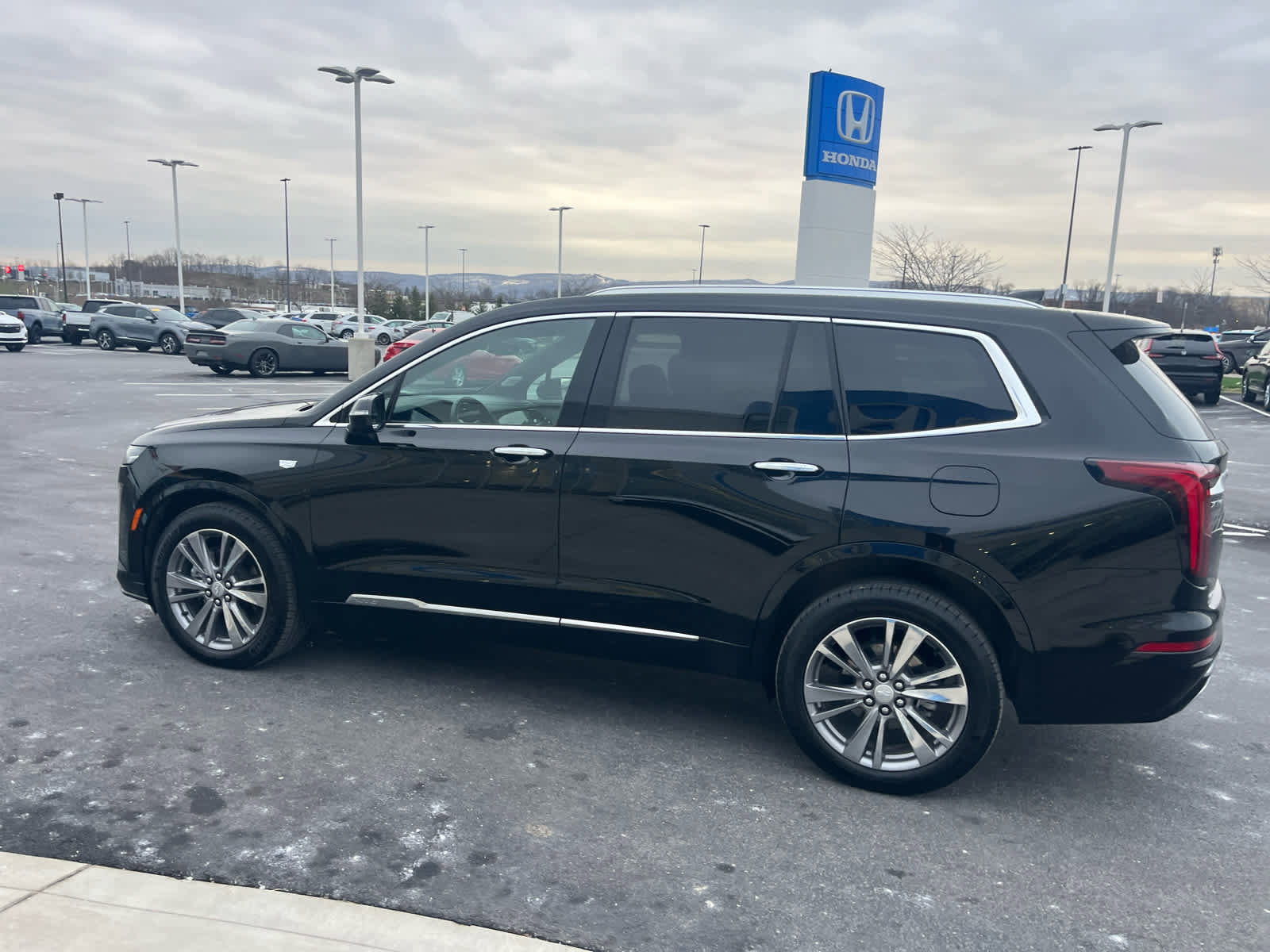 Used 2025 Cadillac XT6 Premium Luxury image 8