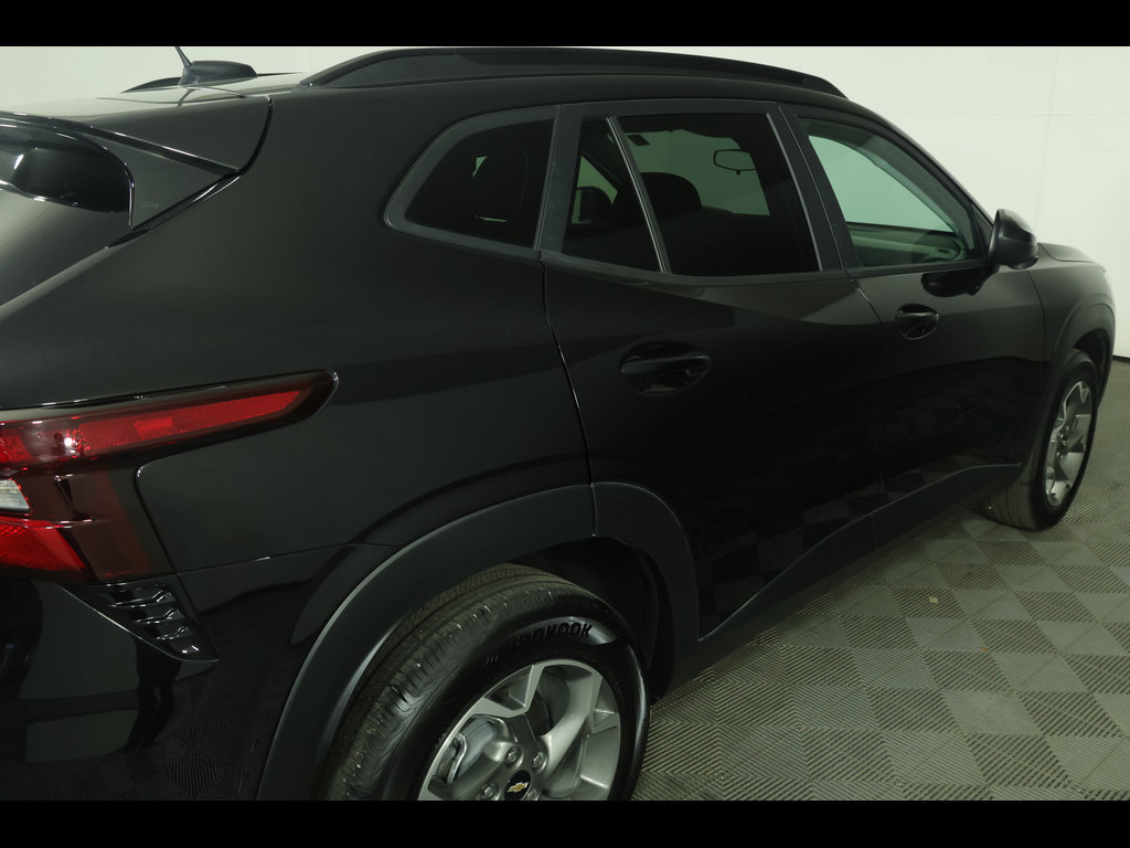 Used 2025 Chevrolet Trax LT FWD image 17