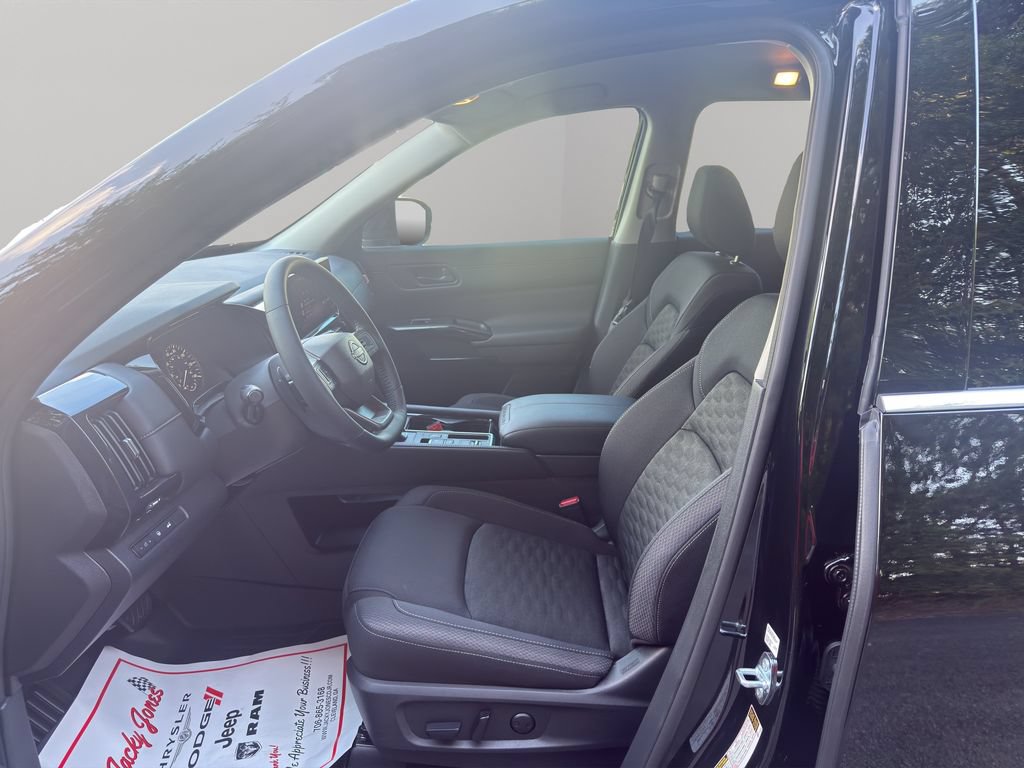 Used 2026 Nissan Pathfinder SV FWD image 4