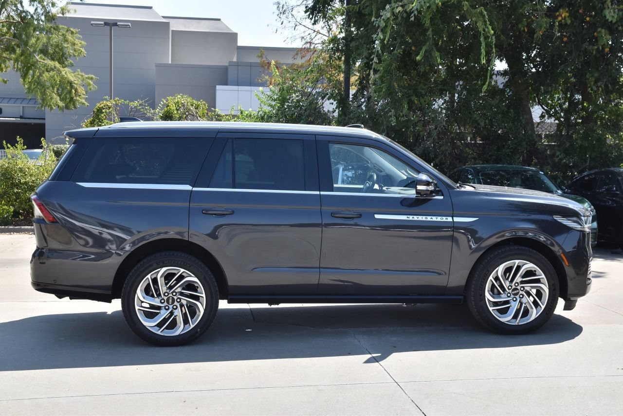 Certified 2025 Lincoln Navigator Reserve AWD/4WD image 6