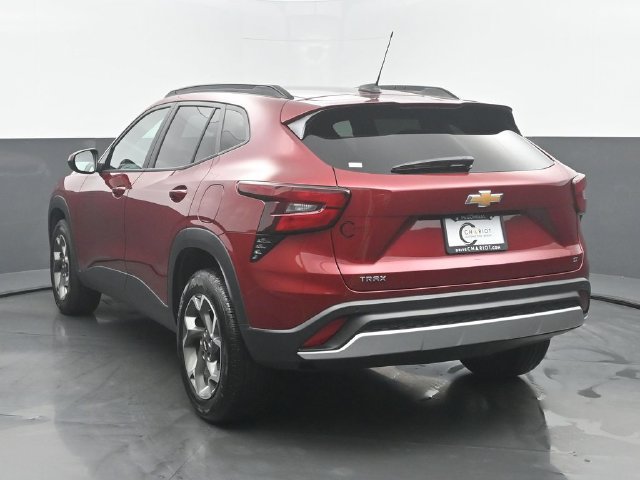 Used 2024 Chevrolet Trax LT w/ Sunroof Package FWD image 4