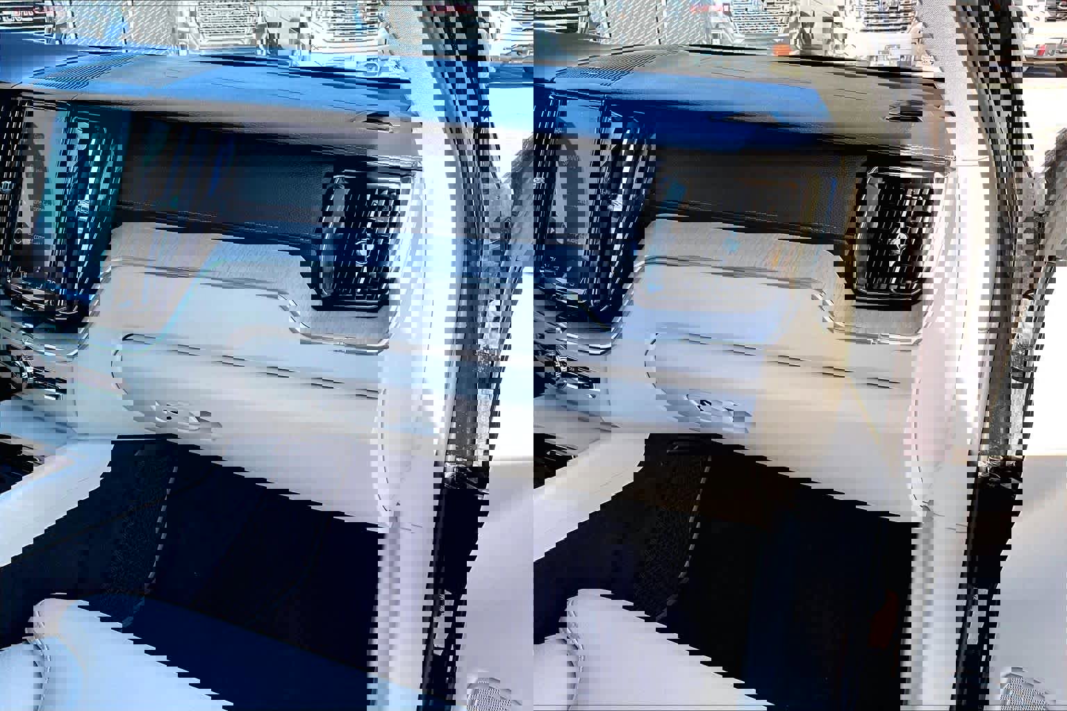 Used 2020 Volvo XC60 T5 Inscription w/ Protection Package Premier image 18