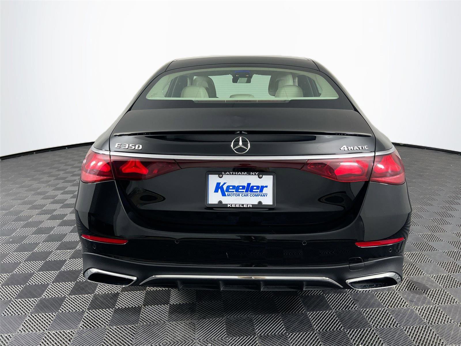 Used 2025 Mercedes-Benz E 350 4MATIC Sedan image 5