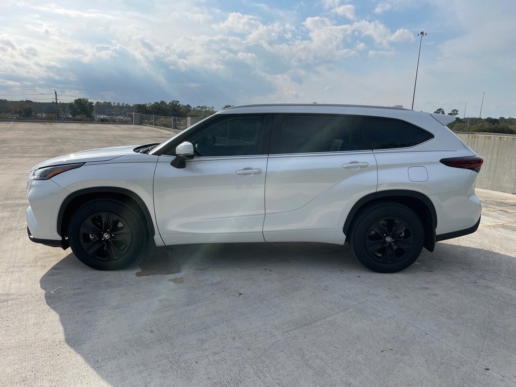 Used 2024 Toyota Highlander XLE image 4