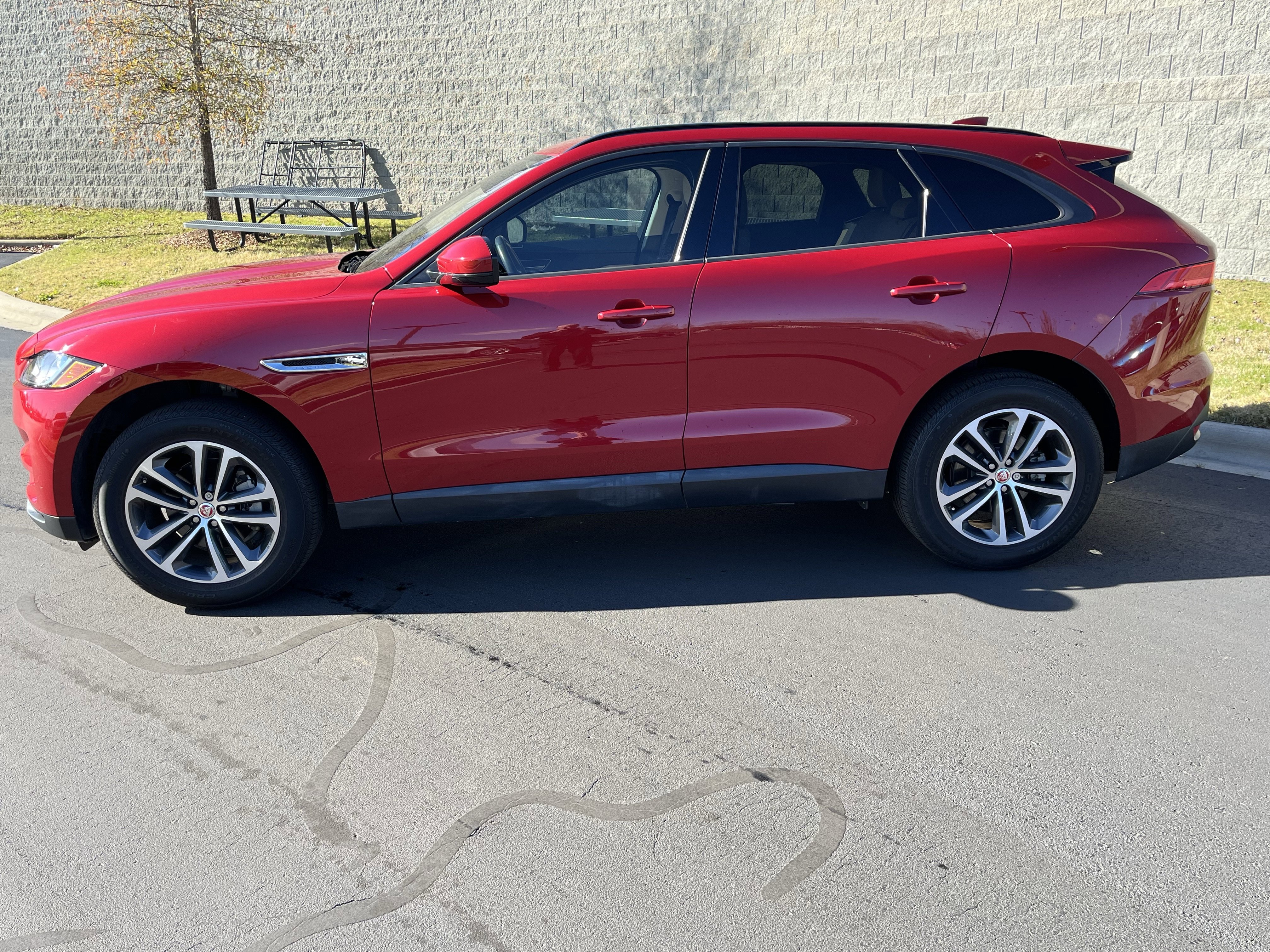 Used 2018 Jaguar F-PACE Premium image 4