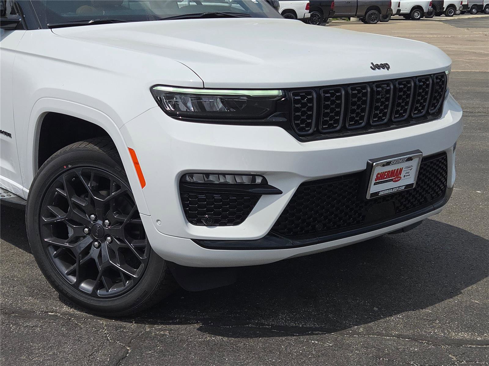 New 2025 Jeep Grand Cherokee Summit image 2