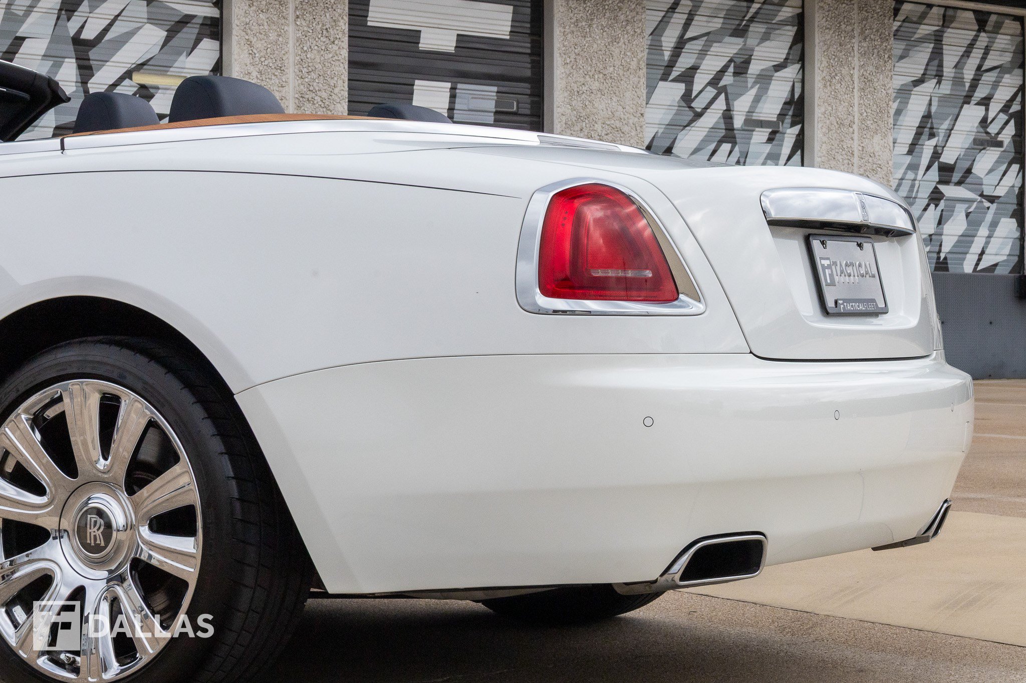 Used 2019 Rolls-Royce Dawn RWD image 12
