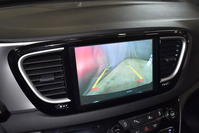 Certified 2025 Chrysler Pacifica Select image 15