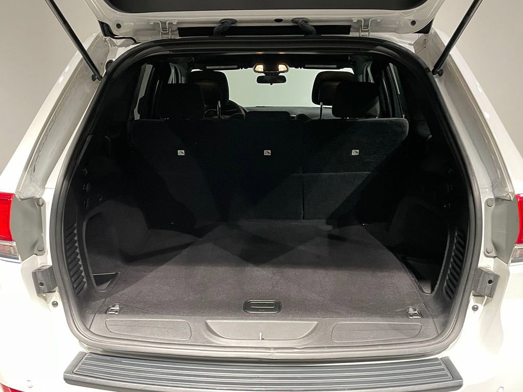 Used 2019 Jeep Grand Cherokee Laredo image 4