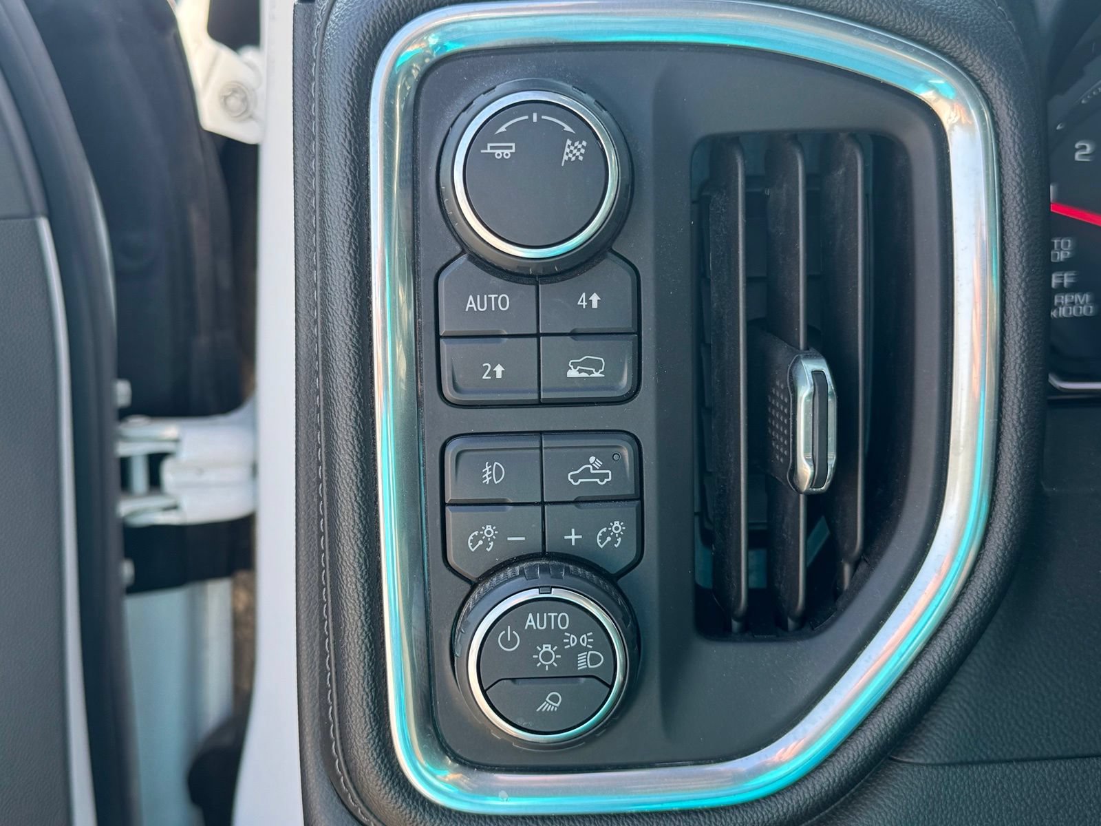 Used 2019 Chevrolet Silverado 1500 LTZ AWD/4WD image 15